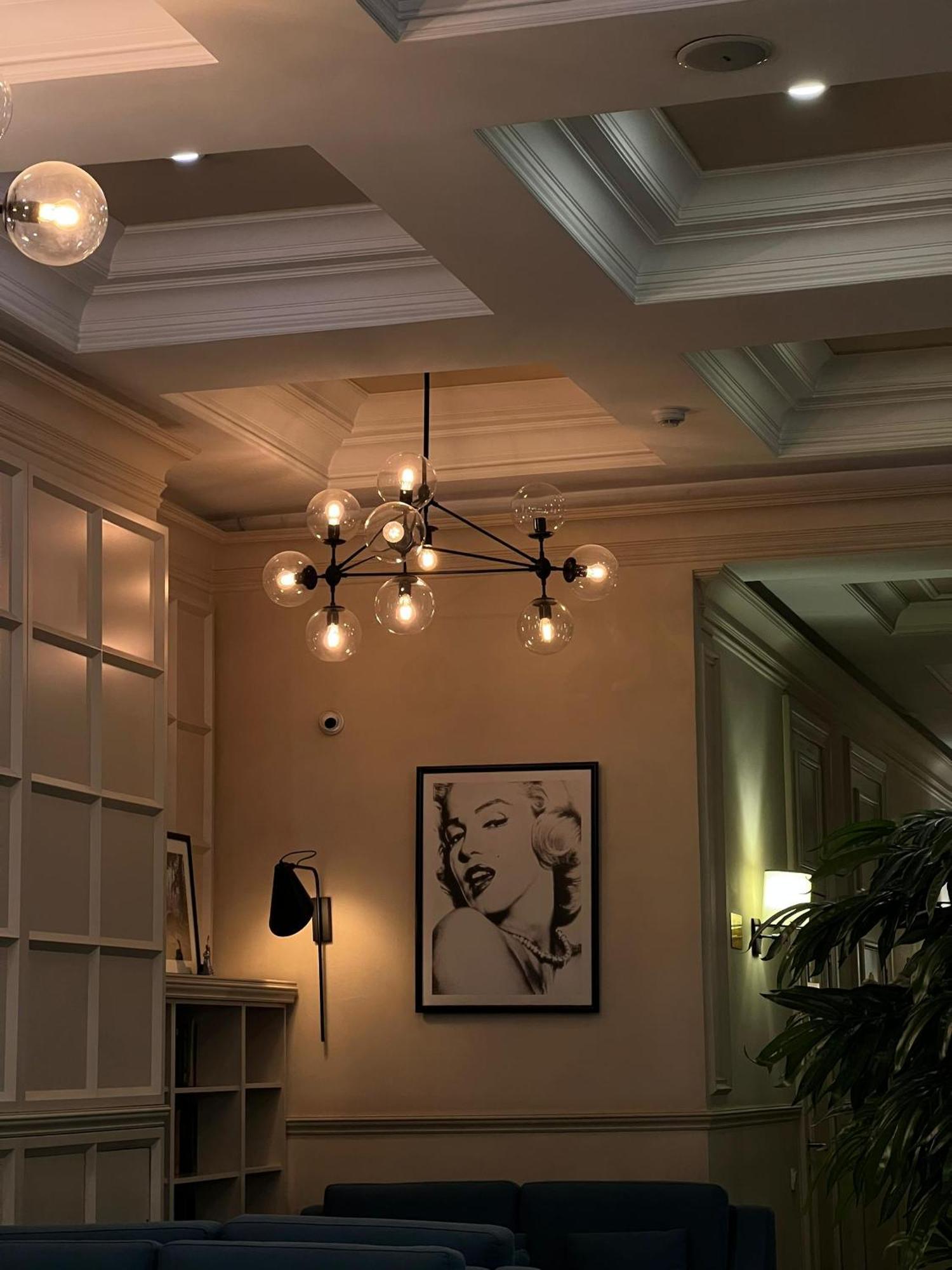 Madison Ave Hotel Bisjkek Buitenkant foto