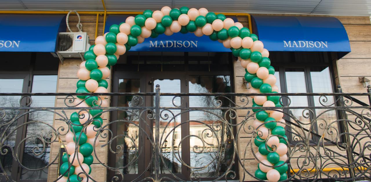 Madison Ave Hotel Bisjkek Buitenkant foto
