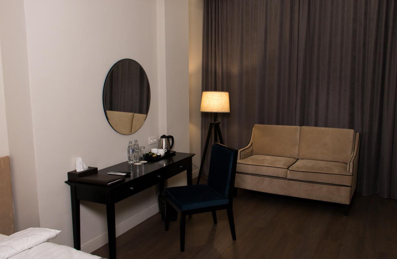 Madison Ave Hotel Bisjkek Buitenkant foto