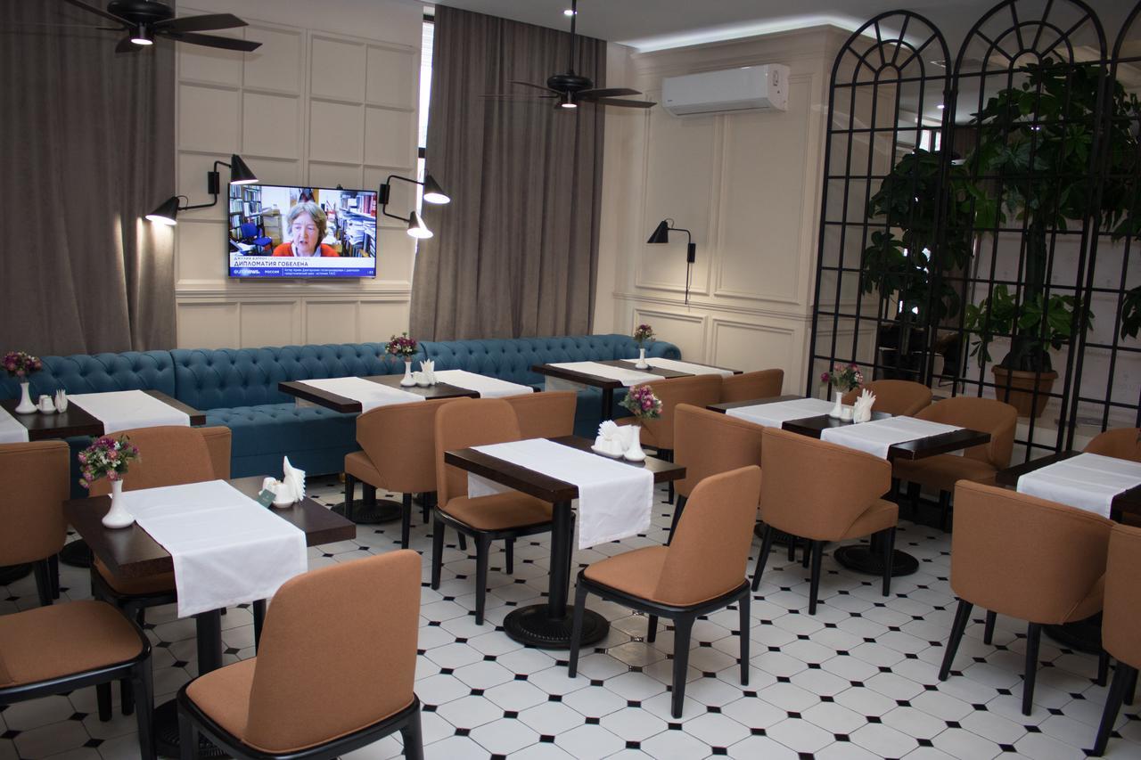 Madison Ave Hotel Bisjkek Buitenkant foto