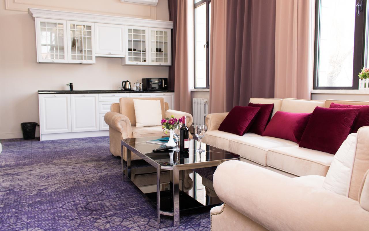 Madison Ave Hotel Bisjkek Buitenkant foto