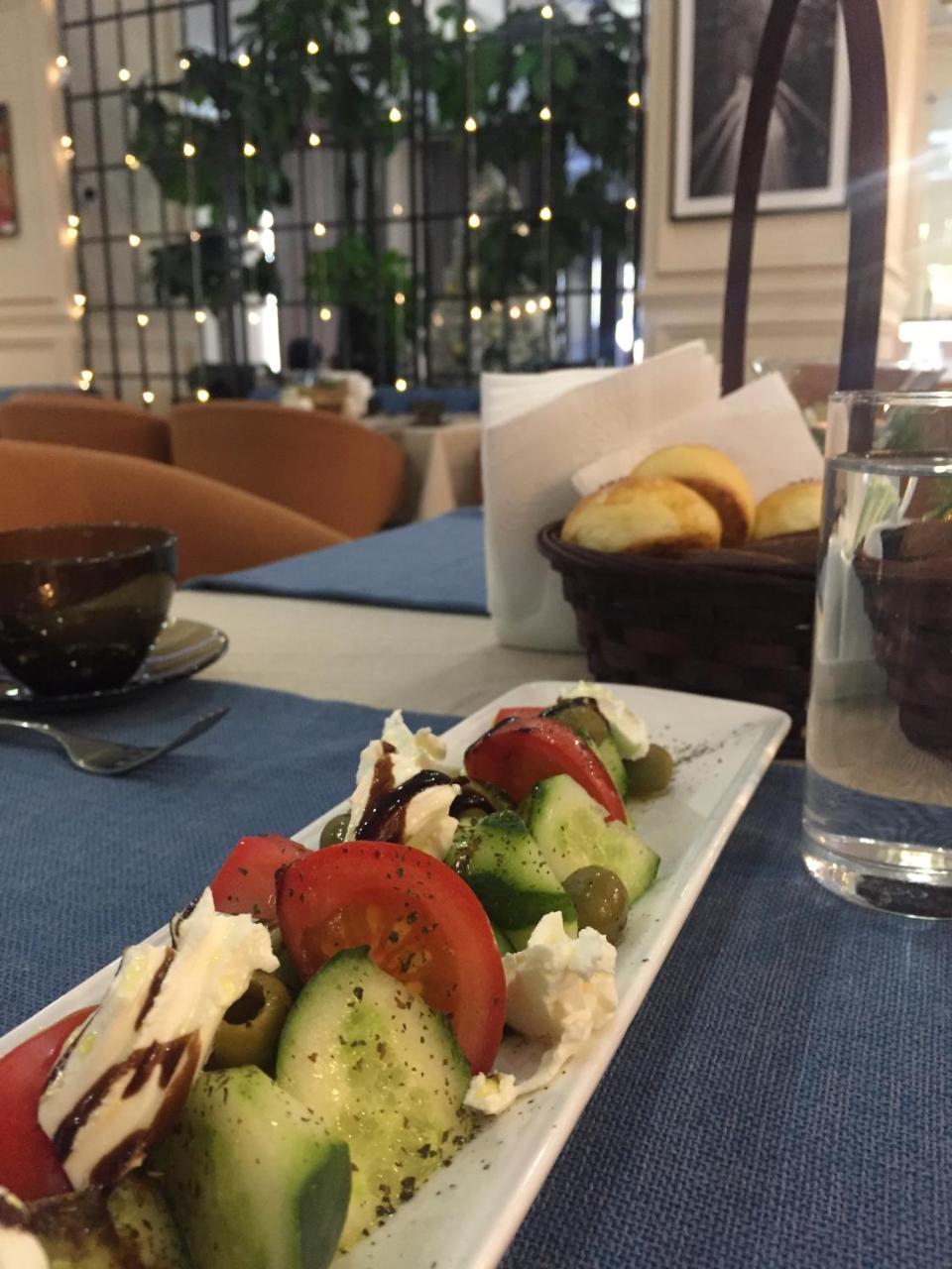 Madison Ave Hotel Bisjkek Buitenkant foto