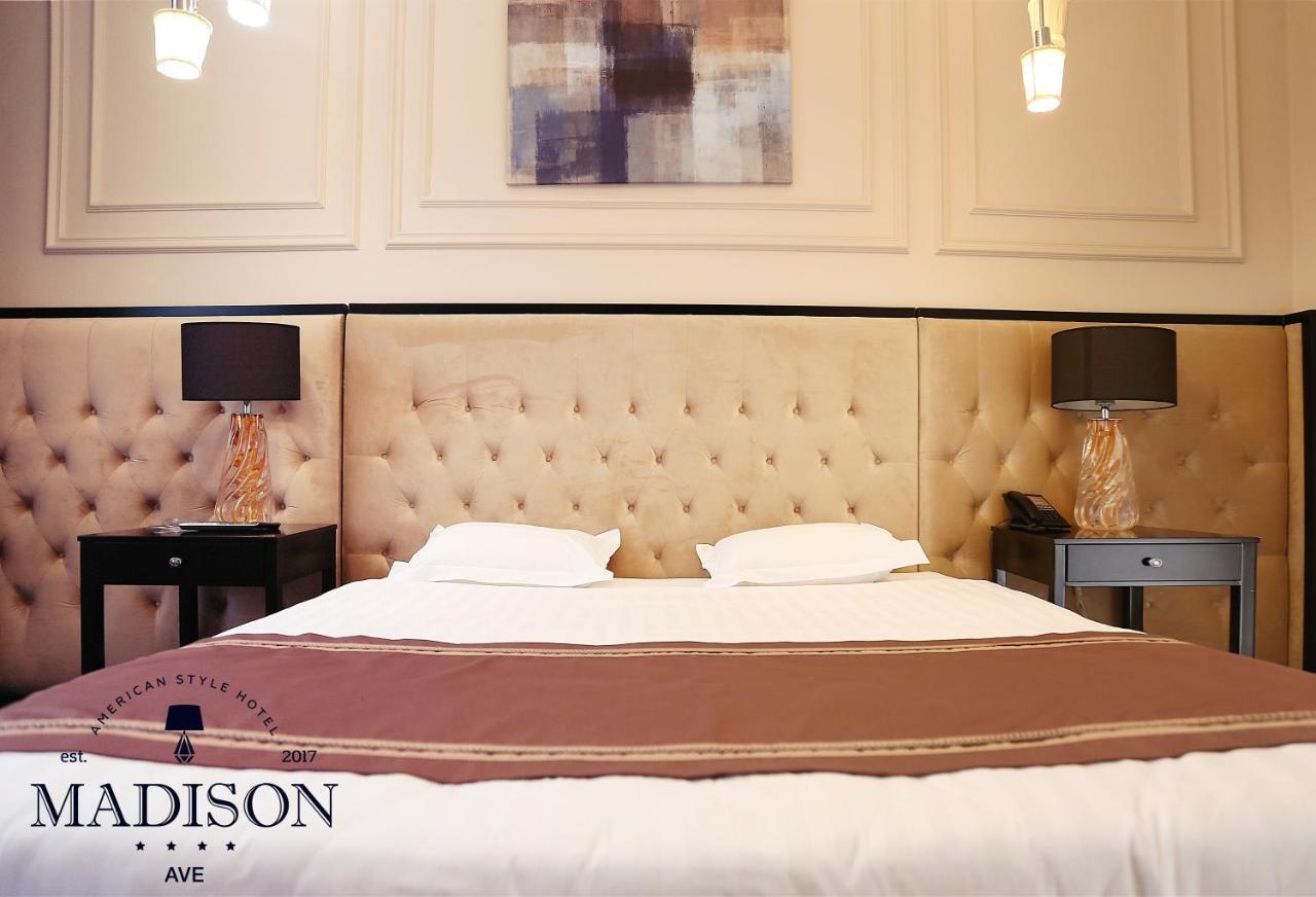 Madison Ave Hotel Bisjkek Buitenkant foto